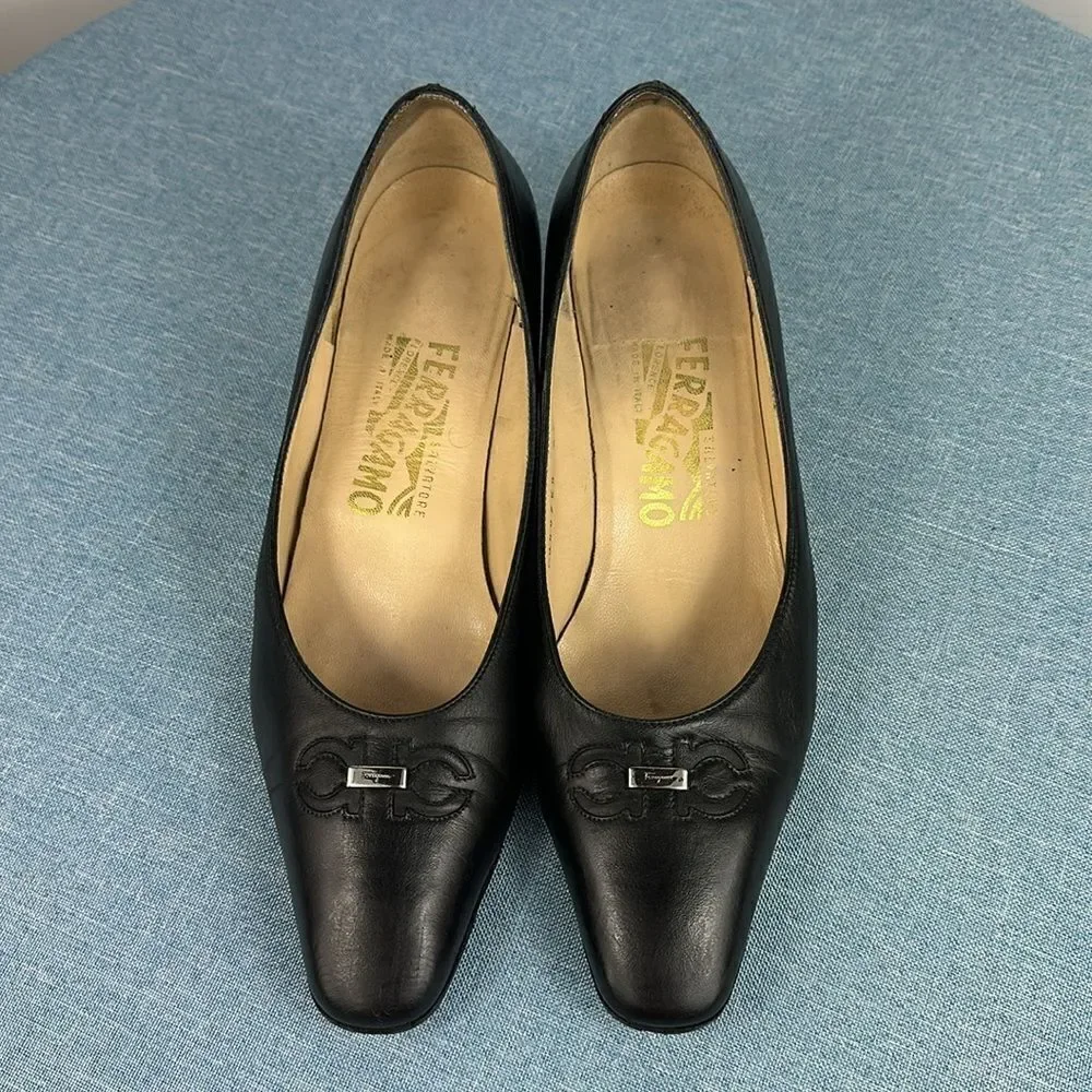 Vintage Salvatore Ferragamo Black Leather Pumps With Metal Logo Size 8 B